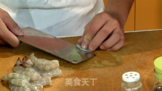 避风塘炒虾球的做法步骤：1