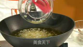避风塘炒虾球的做法步骤：3