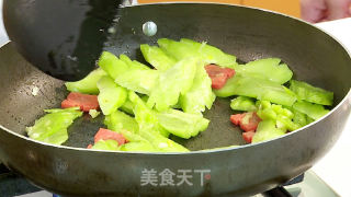 豆豉鲮鱼炒苦瓜的做法步骤：2