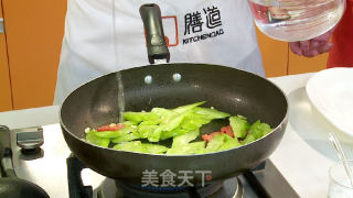 豆豉鲮鱼炒苦瓜的做法步骤：3