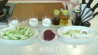 丝瓜牛肉煲的做法步骤：1