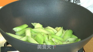 丝瓜牛肉煲的做法步骤：2