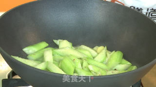 丝瓜牛肉煲的做法步骤：3