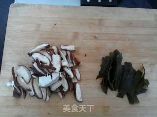 香菇炖鸡的做法步骤：4