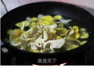 蘑菇最惹味儿的吃法——韩式炒蘑菇的做法步骤：2