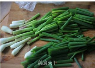 味道不俗的零难度快手小炒——葱香木耳的做法步骤：1