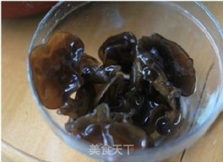 味道不俗的零难度快手小炒——葱香木耳的做法步骤：2