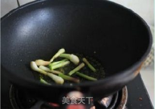 味道不俗的零难度快手小炒——葱香木耳的做法步骤：4
