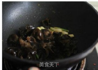 味道不俗的零难度快手小炒——葱香木耳的做法步骤：5