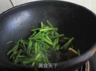 味道不俗的零难度快手小炒——葱香木耳的做法步骤：7