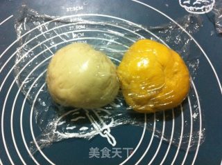 奶香南瓜双色馒头的做法步骤：4