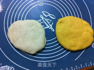 奶香南瓜双色馒头的做法步骤：5