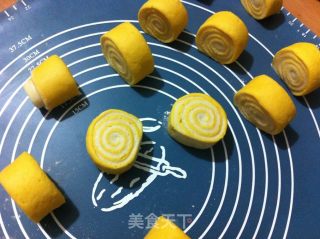 奶香南瓜双色馒头的做法步骤：9