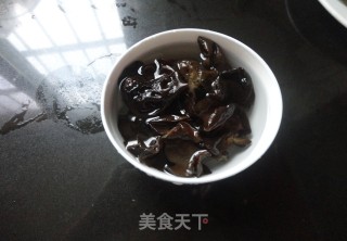 【毛豆木耳炒肉丝】的做法步骤：2