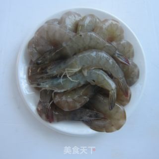 麻辣吮指虾的做法步骤：1