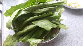 素炒油麦菜的做法步骤：2