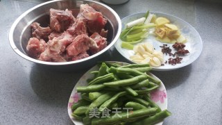 红烧排骨焖豆角的做法步骤：1