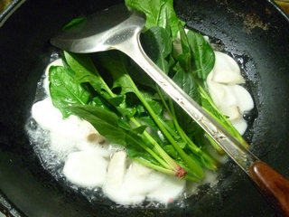 煎鸡蛋杏鲍菇菠菜年糕汤的做法步骤：10