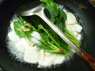 煎鸡蛋杏鲍菇菠菜年糕汤的做法步骤：11