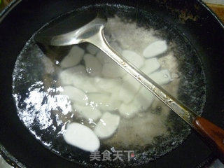 西兰花牛肉肠炒年糕的做法步骤：6