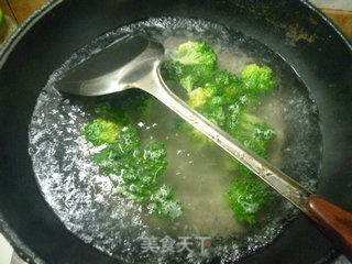 西兰花牛肉肠炒年糕的做法步骤：7