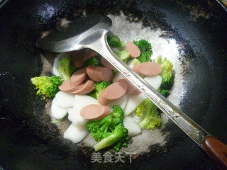 西兰花牛肉肠炒年糕的做法步骤：10