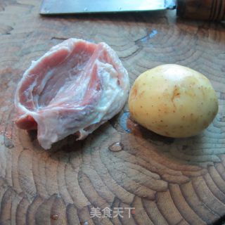 土豆丁炒肉的做法步骤：1