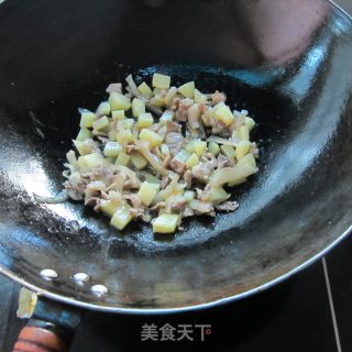 土豆丁炒肉的做法步骤：7