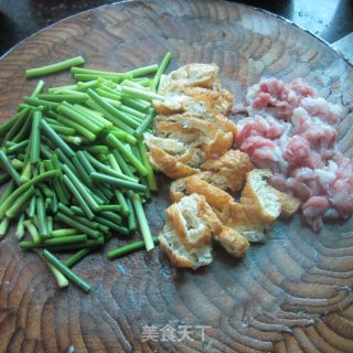 猪肉蒜苔炒油豆腐的做法步骤：2
