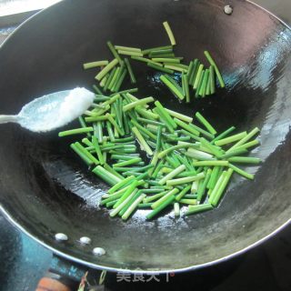 猪肉蒜苔炒油豆腐的做法步骤：3