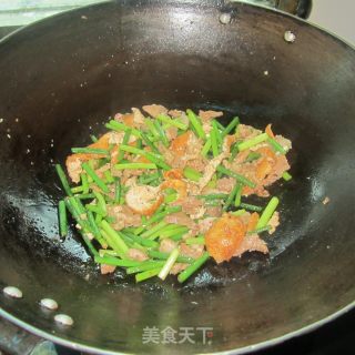 猪肉蒜苔炒油豆腐的做法步骤：10