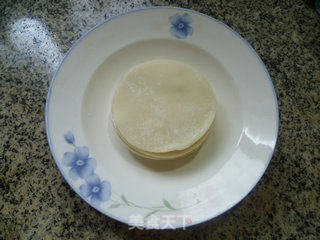 黑木耳香芹炒饺子皮的做法步骤：2