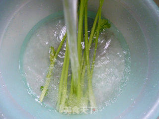黑木耳香芹炒饺子皮的做法步骤：4