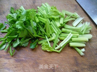 黑木耳香芹炒饺子皮的做法步骤：5