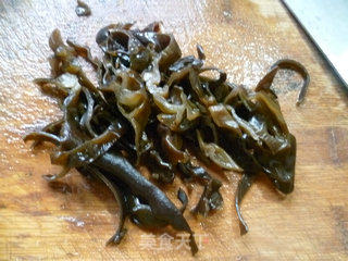 黑木耳香芹炒饺子皮的做法步骤：7
