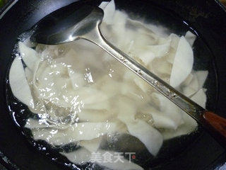 黑木耳香芹炒饺子皮的做法步骤：9