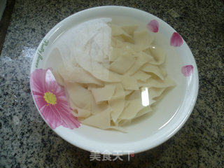 黑木耳香芹炒饺子皮的做法步骤：10