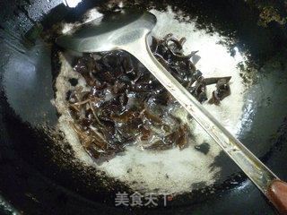黑木耳香芹炒饺子皮的做法步骤：11