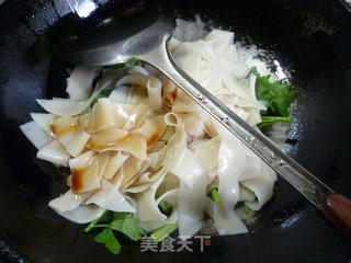 黑木耳香芹炒饺子皮的做法步骤：12