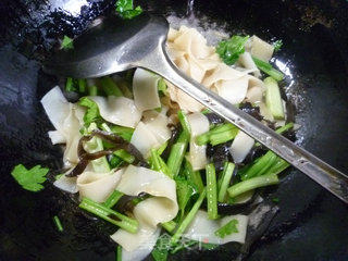 黑木耳香芹炒饺子皮的做法步骤：13