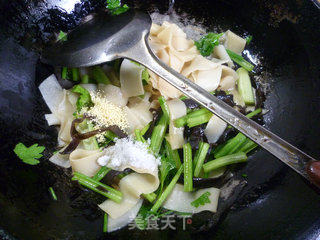 黑木耳香芹炒饺子皮的做法步骤：14