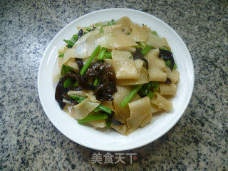 黑木耳香芹炒饺子皮的做法步骤：16