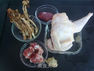 【营养靓汤】——茶树菇煲鸡的做法步骤：1