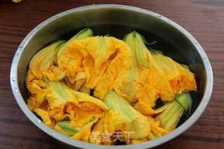 酥炸南瓜花的做法步骤：1