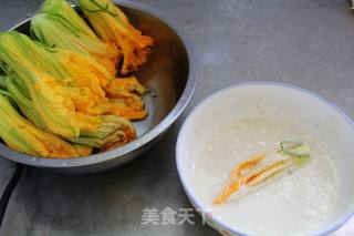 酥炸南瓜花的做法步骤：4