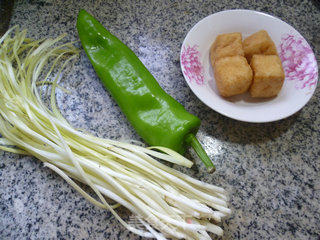 韭菜芽青椒炒油豆腐的做法步骤：1