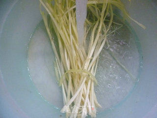 韭菜芽青椒炒油豆腐的做法步骤：2