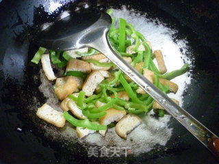 韭菜芽青椒炒油豆腐的做法步骤：7