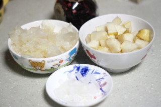 清热止咳的花果雪梨银耳羹的做法步骤：1