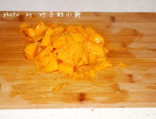 健康果汁自己做---芒果汁的做法步骤：4